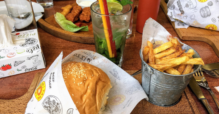 ALIMENTOS QUE AUMENTAM A IMUNIDADE-Mesa com diversos alimentos fast food