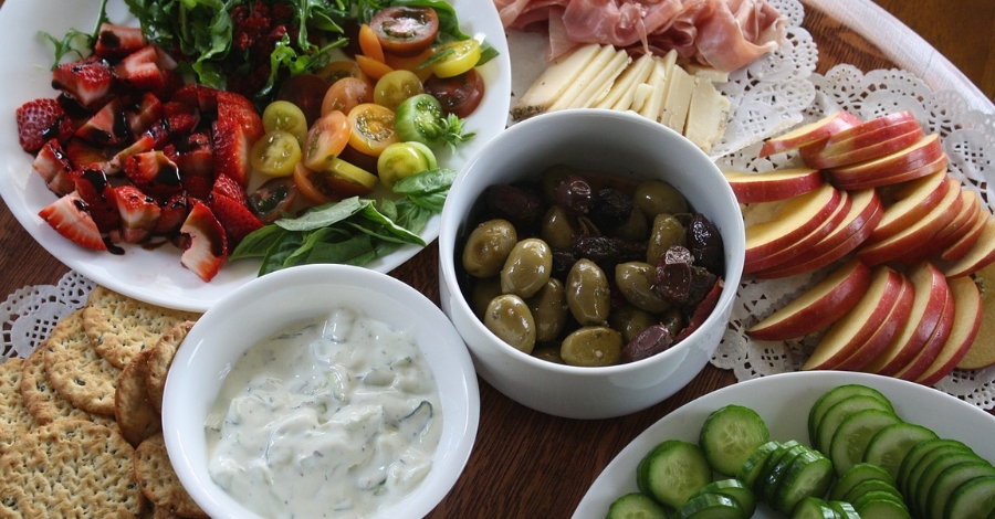 Imagem de uma mesa com diversos alimentos saudáveis sobre ela.