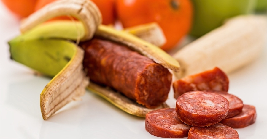 Imagem de um produto processado disfarçado de alimento saudável, envolvido por uma casca de banana 