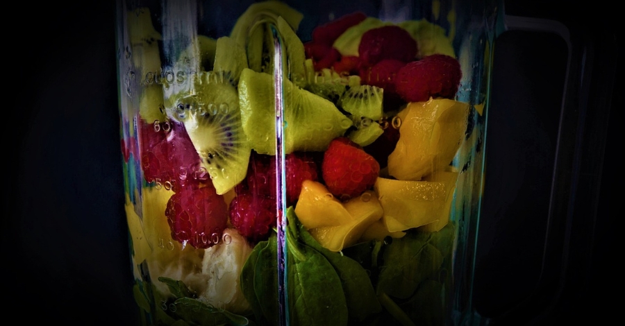 Imagem de um copo de liquidificador cheio de uma grande variedade de frutas e verduras-Alimentação saudável