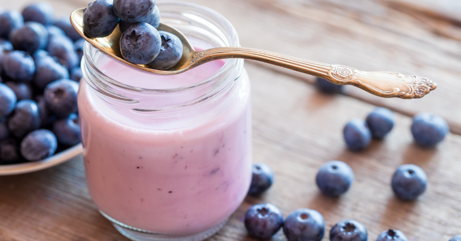 Pote de Iogurte feito em casa com frutas vermelhas.