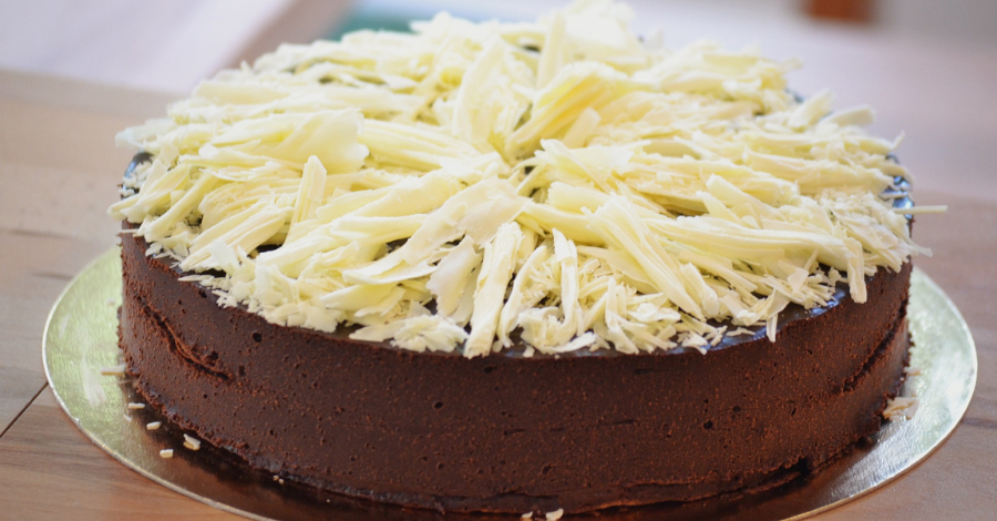 Receita de Bolo de Chocolate-Bolo com raspas de chocolate branco